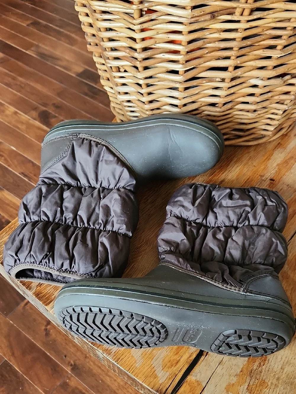 Crocs‎ brown women’s winter snow wate boots women’s size 8 Waterproof